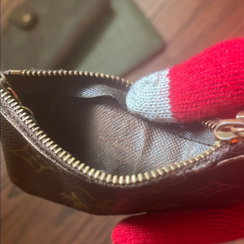 Louis Vuitton Monogram Key Pouch - Picture 5 of 9